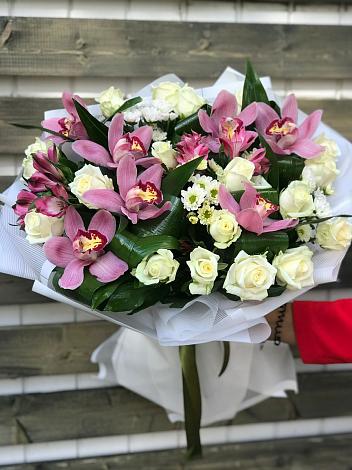 Букет цветов из: Розы и Хризантемы в Русской Поляне