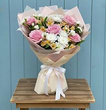 Букет цветов из:  Гвоздики, Орхидеи и Розы в Русской Поляне