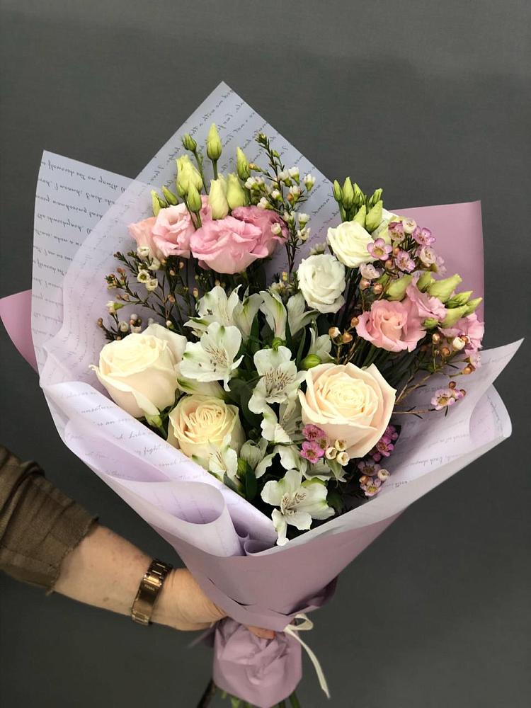 Букет цветов из: Альстромерии, Розы и Лизиантусы в Русской Поляне