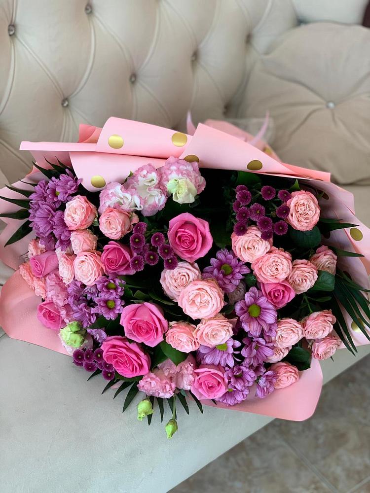 Букет цветов из: Хризантемы, Розы и Лизиантусы в Русской Поляне