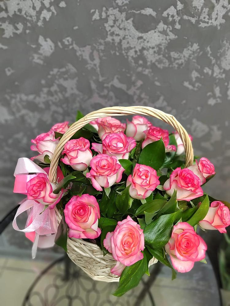 Цветочная композиция из Розы в корзине в Русской Поляне