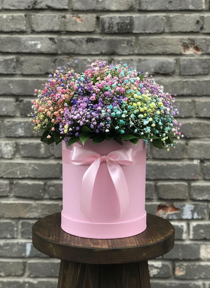 Цветочная композиция из Гипсофила и Розы в шляпной коробке в Русской Поляне