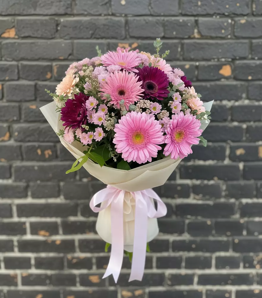 Букет цветов из: Герберы и Хризантемы в Русской Поляне