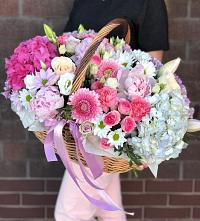 Цветочная композиция из Розы, Хризантемы, Пионы и Лизиантусы в корзине в Русской Поляне