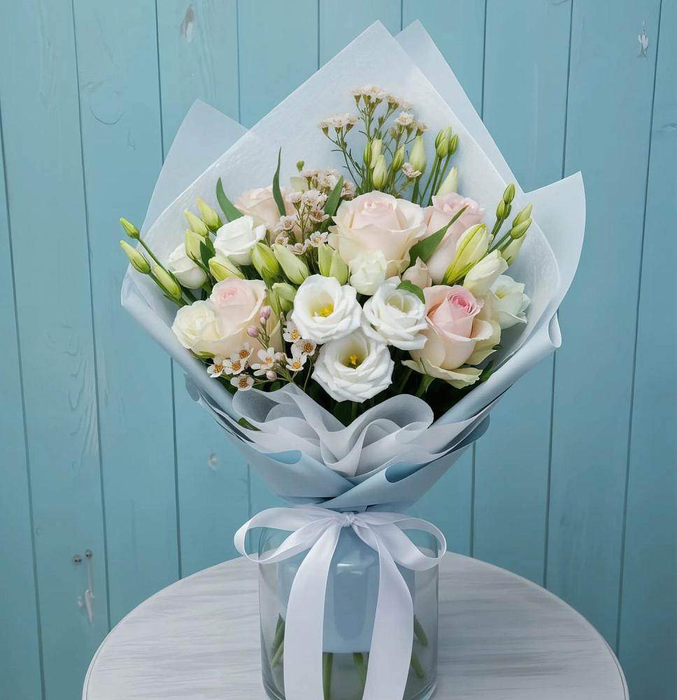 Букет цветов из: Розы и Лизиантусы в Русской Поляне