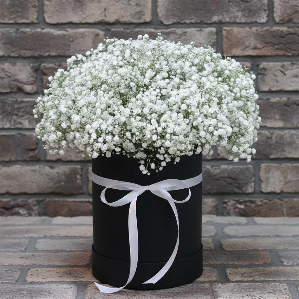 Цветочная композиция из Гипсофила в шляпной коробке в Русской Поляне