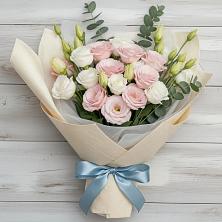 Букет цветов из:  Лизиантусы в Русской Поляне