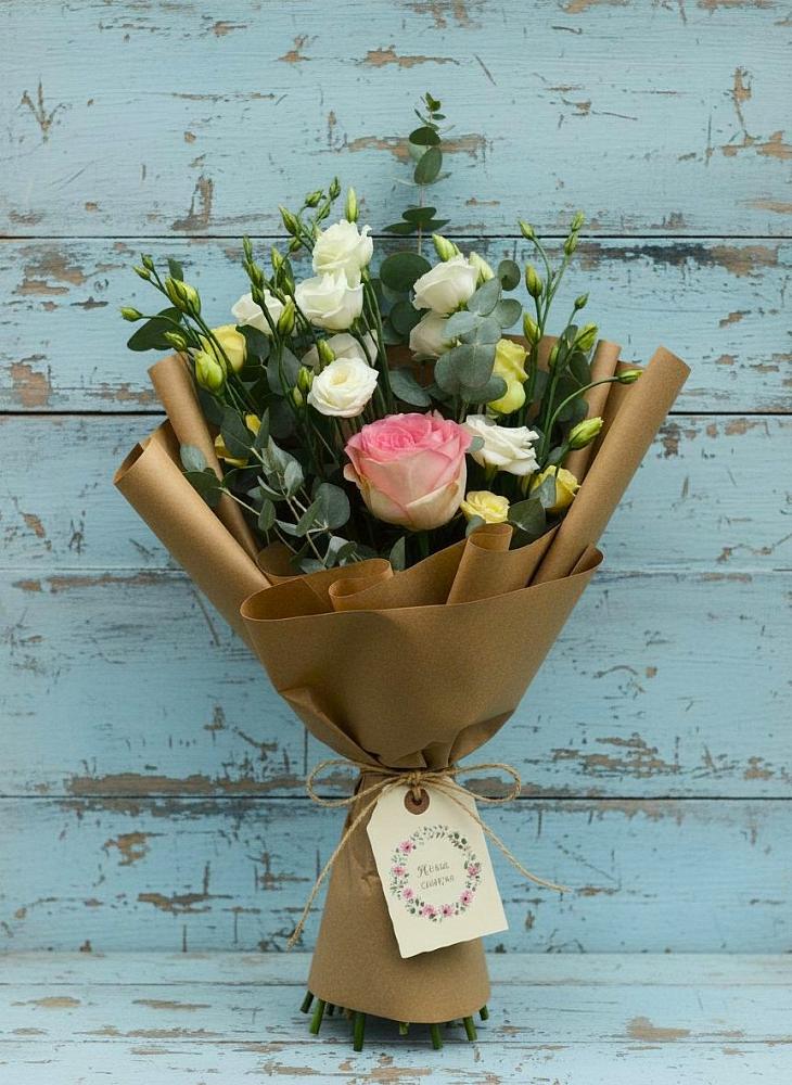 Букет цветов из: Розы и Лизиантусы в Русской Поляне