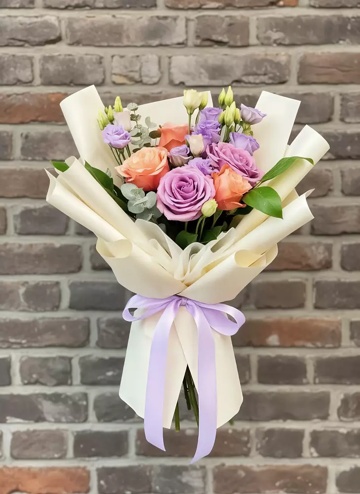 Букет цветов из: Лизиантусы и Розы в Русской Поляне