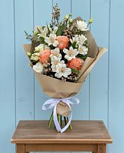 Букет цветов из:  Альстромерии, Лизиантусы, Розы и Хризантемы в Русской Поляне