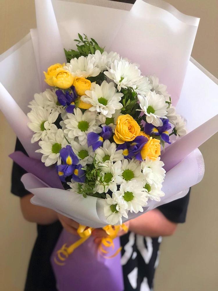 Букет цветов из: Ирисы, Хризантемы и Розы в Русской Поляне