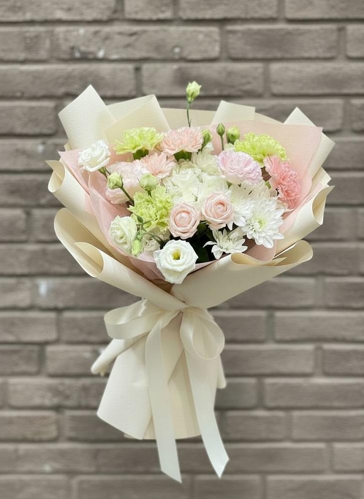 Букет цветов из: Гвоздики, Розы, Лизиантусы и Хризантемы в Русской Поляне