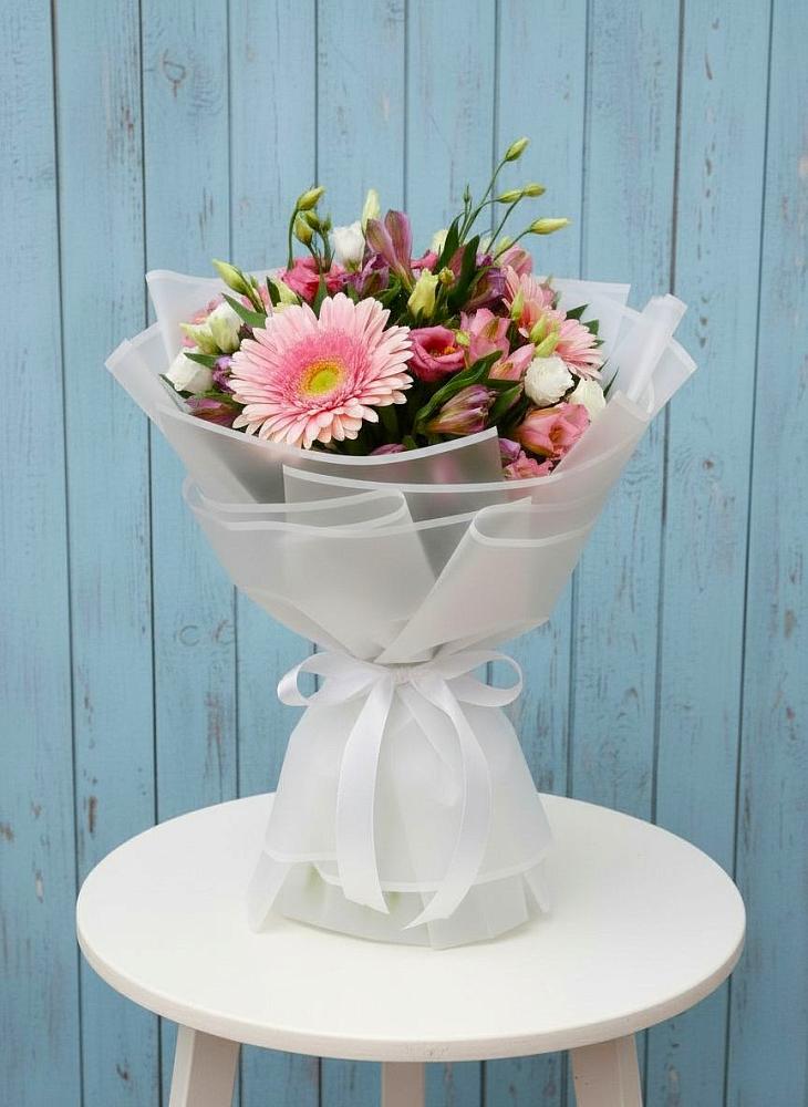 Букет цветов из: Герберы, Альстромерии и Лизиантусы в Русской Поляне