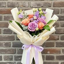 Букет цветов из:  Лизиантусы и Розы в Русской Поляне