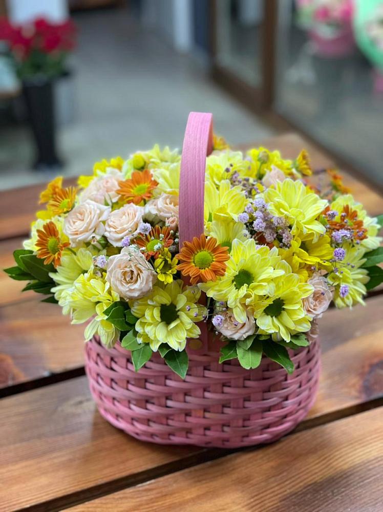 Цветочная композиция из Хризантемы и Розы в корзине в Русской Поляне