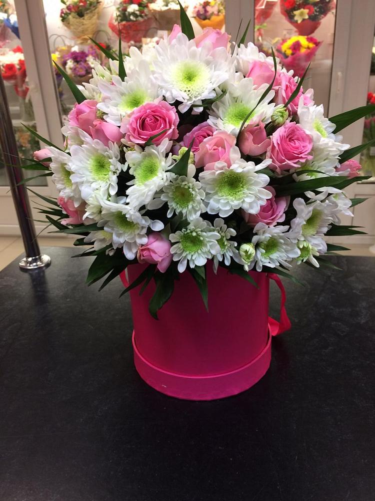 Цветочная композиция из Розы и Хризантемы в шляпной коробке в Русской Поляне