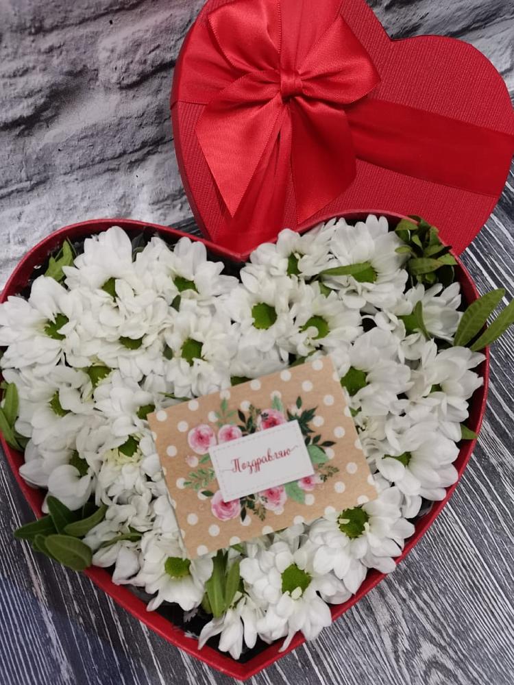 Цветочная композиция из Хризантемы в виде сердца в Русской Поляне