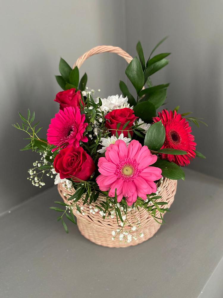 Цветочная композиция из Розы, Хризантемы и Герберы в корзине в Русской Поляне