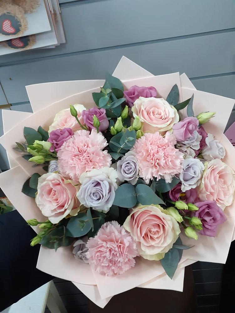 Букет цветов из: Розы, Гвоздики и Лизиантусы в Русской Поляне