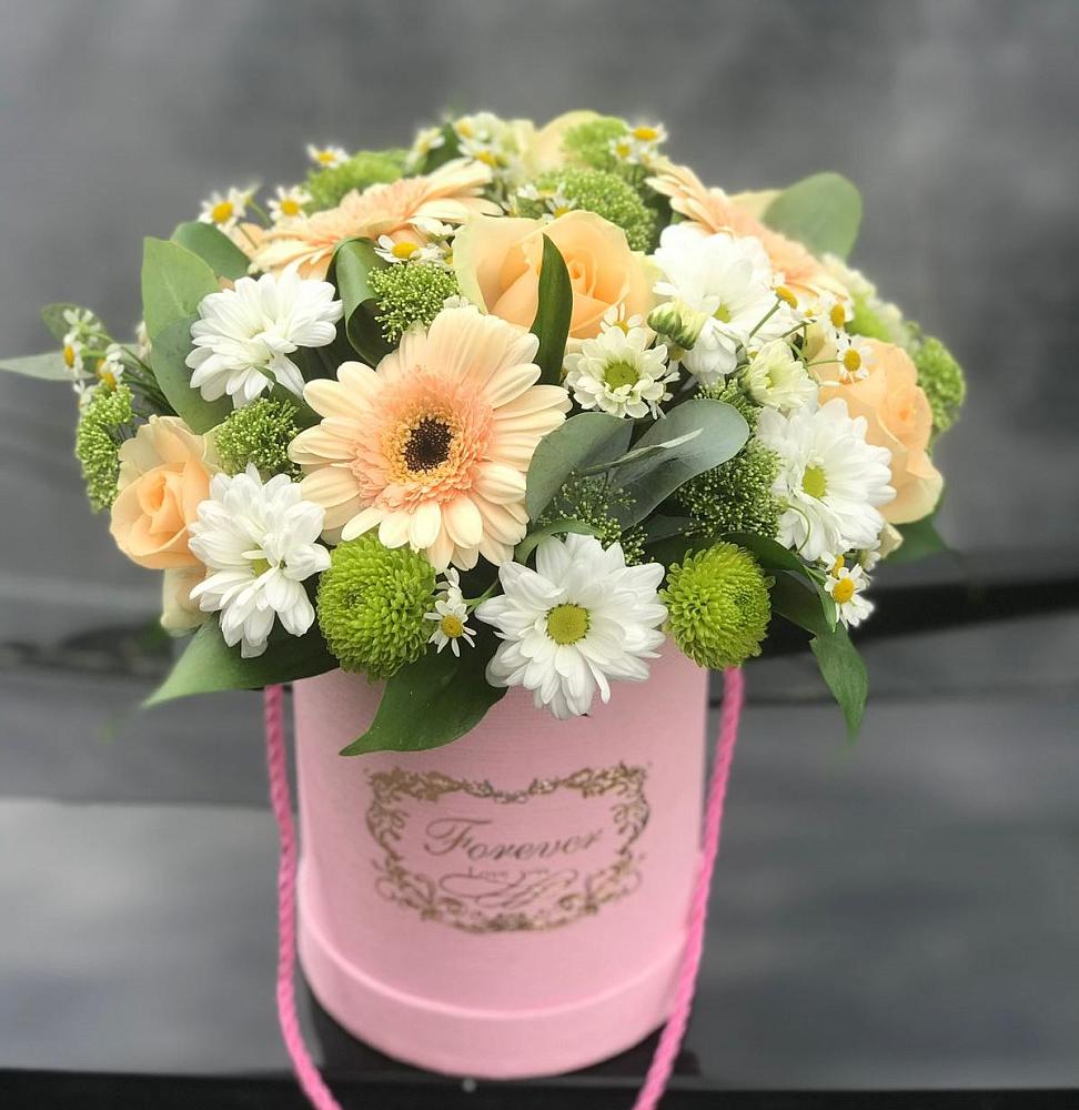 Цветочная композиция из Розы, Герберы и Хризантемы в шляпной коробке в Русской Поляне