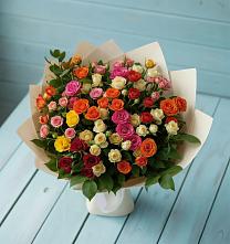 Букет Микс из разноцветных кустовых роз в Русской Поляне
