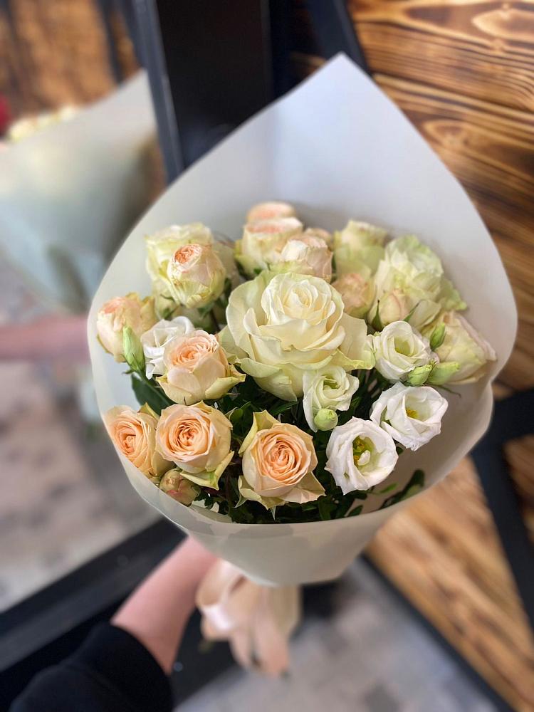 Букет цветов из: Розы и Лизиантусы в Русской Поляне