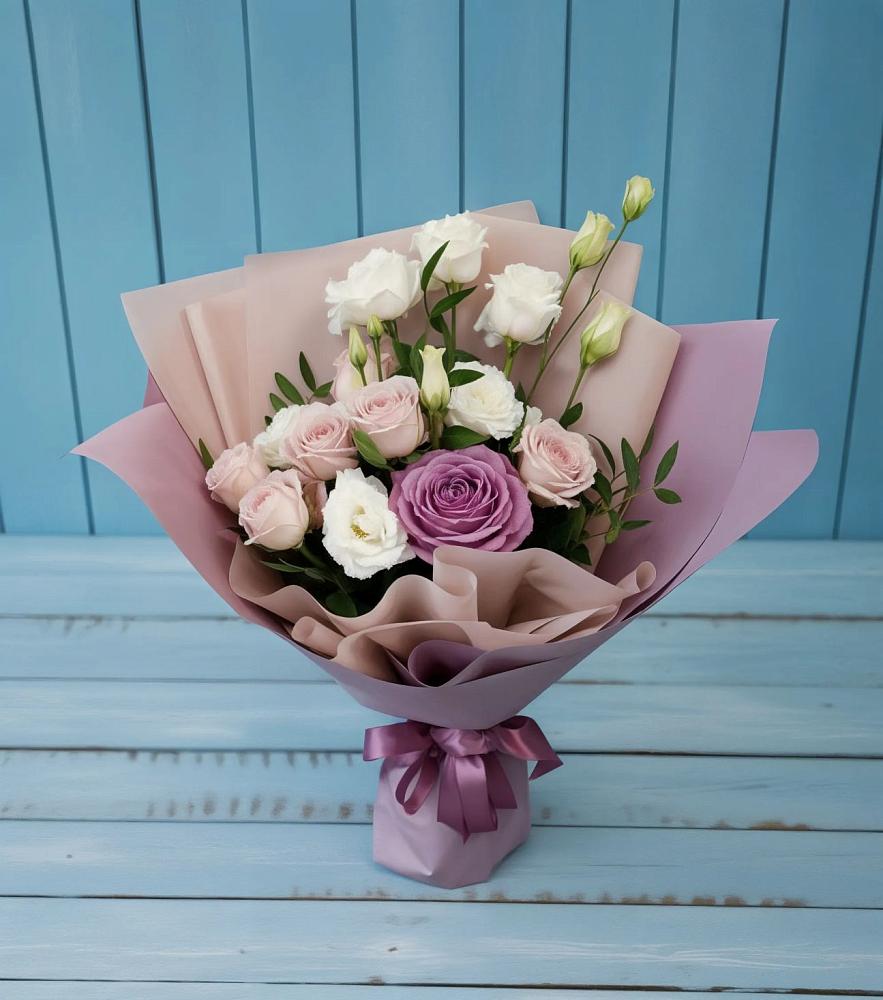 Букет цветов из: Розы и Лизиантусы в Русской Поляне